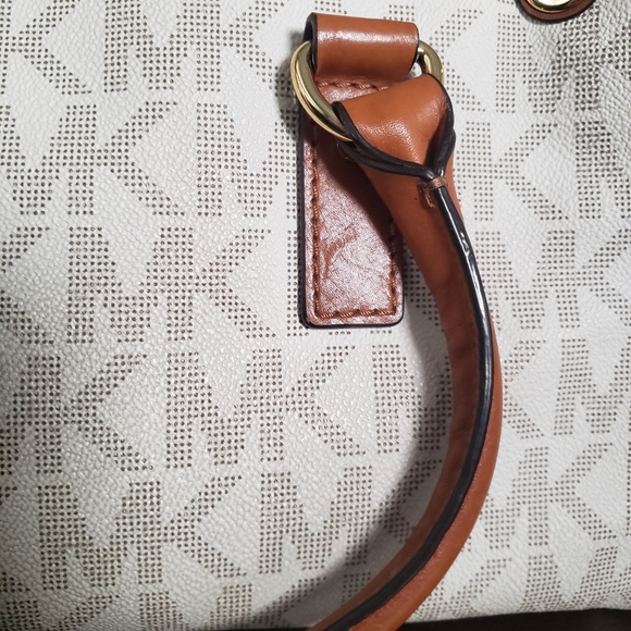 Michael Kors Medium Hamilton Bag - Picture 15 of 16